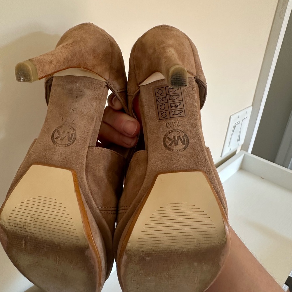 4 inch heal with inch platform. Only worn a handful of times. No box included